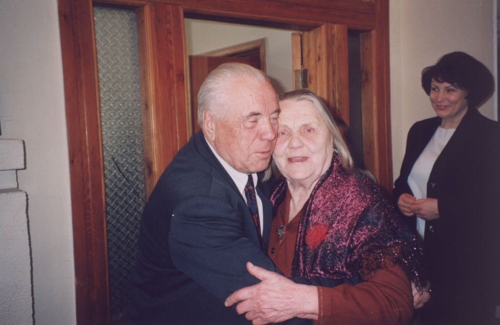02  А К Потылицына поздравляет В П Астафьева с 75летием 3 мая 1999г Овсянка.jpg