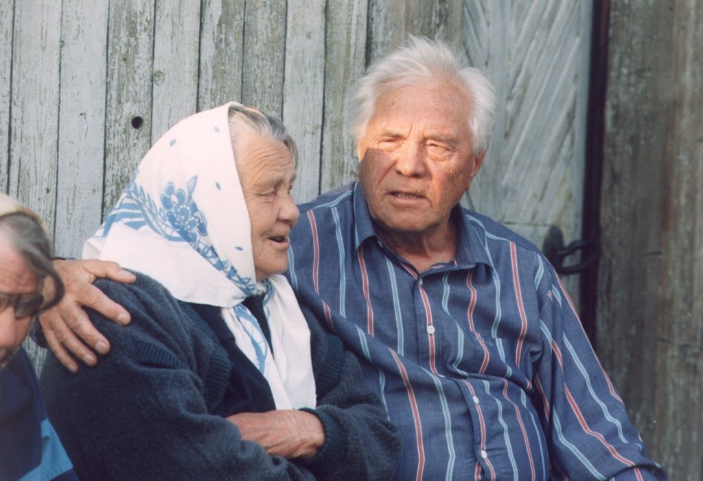 Ф2 0241 В П Астафьев и А К Потылицына. Овсянка 11 авг 1998.jpg