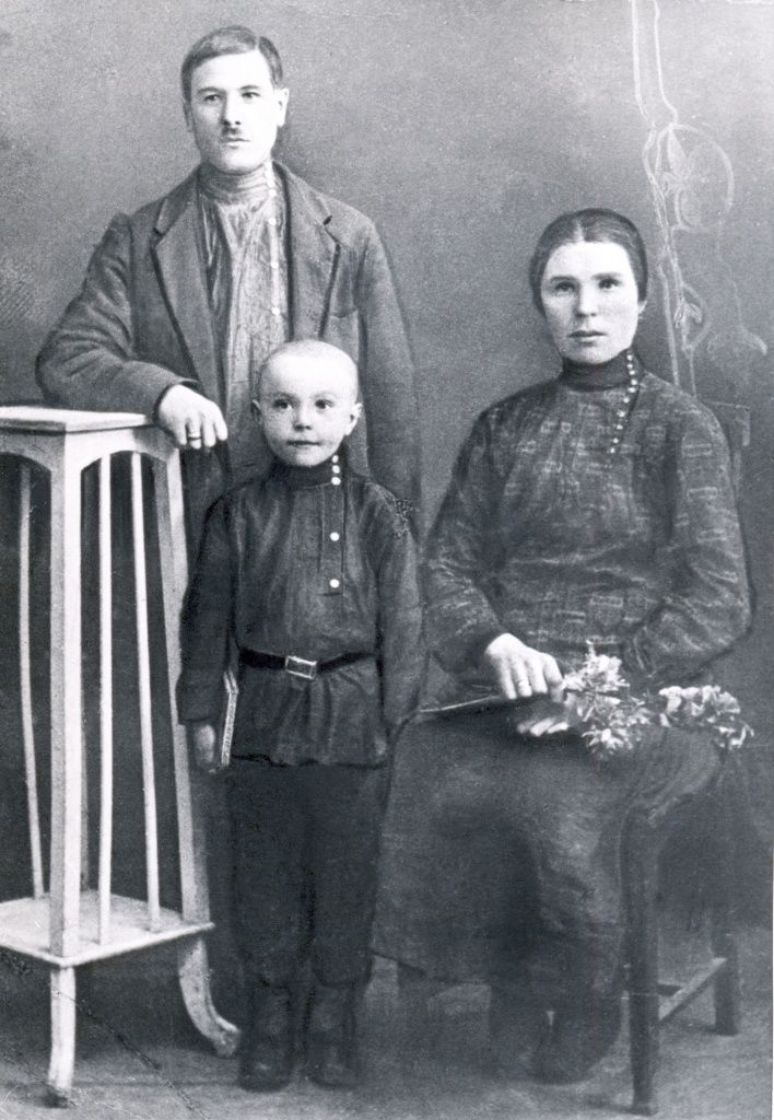 04 Астафьев П. П., Витя, Астафьева Л.И. 1930 г.141.jpg