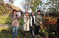 Литературный сквер Астафьевской библиотеки пополнился молодыми саженцами